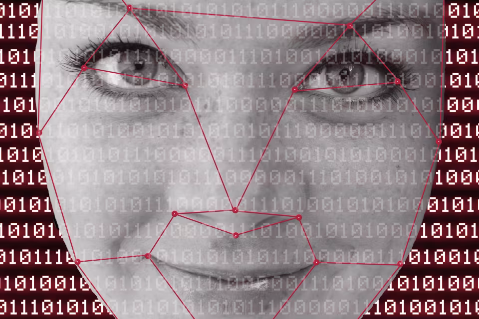 Gezicht van een vrouw met een digitaal raster en binaire code als beeld van deepfake-technologie