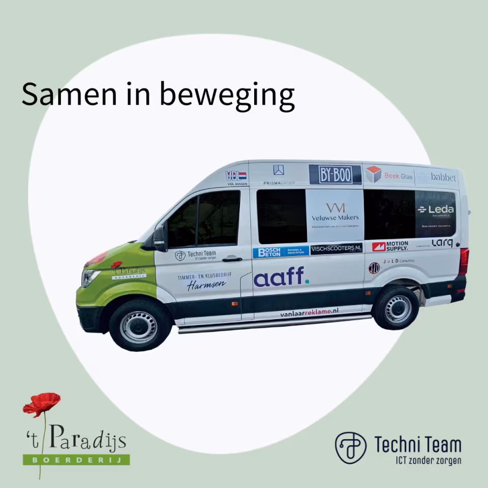 Bestelbus van Zorgboerderij ’t Paradijs met logo’s van sponsoren en de tekst ‘Samen in beweging’