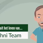 Tekenfilmfiguur in blauw poloshirt zwaait, met de tekst ‘Een dag uit het leven van… Techni Team’