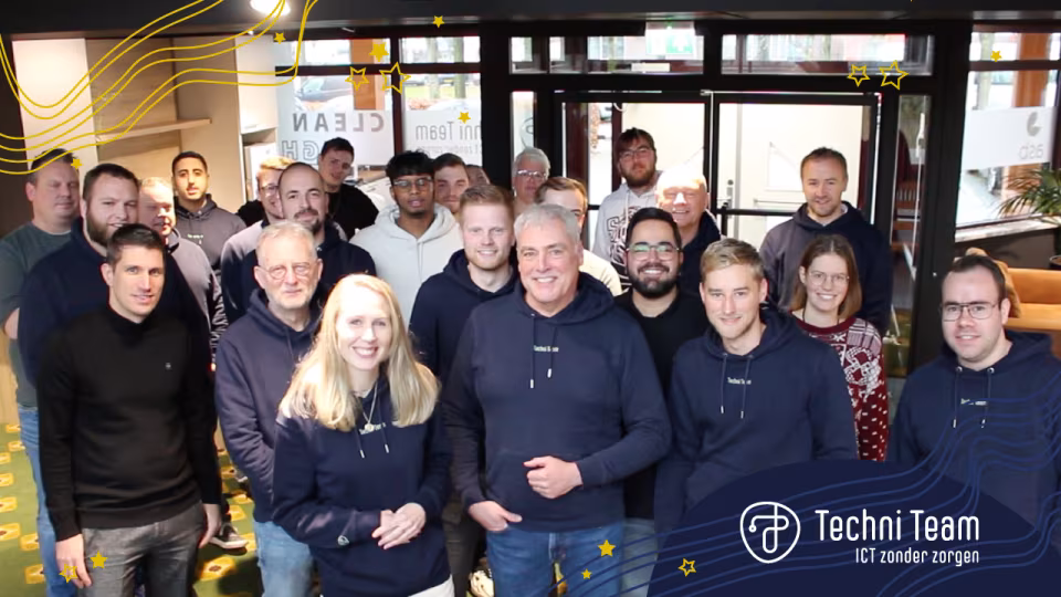 Groepsfoto van collega’s van Techni Team met het Techni Team-logo