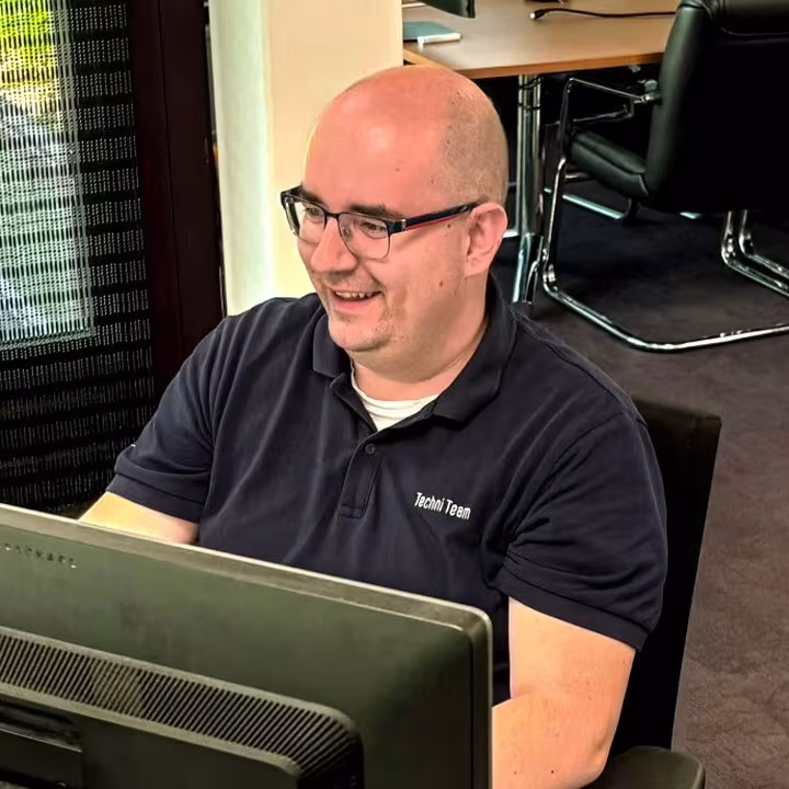 Gerrit van den Berg lacht achter zijn beeldscherm
