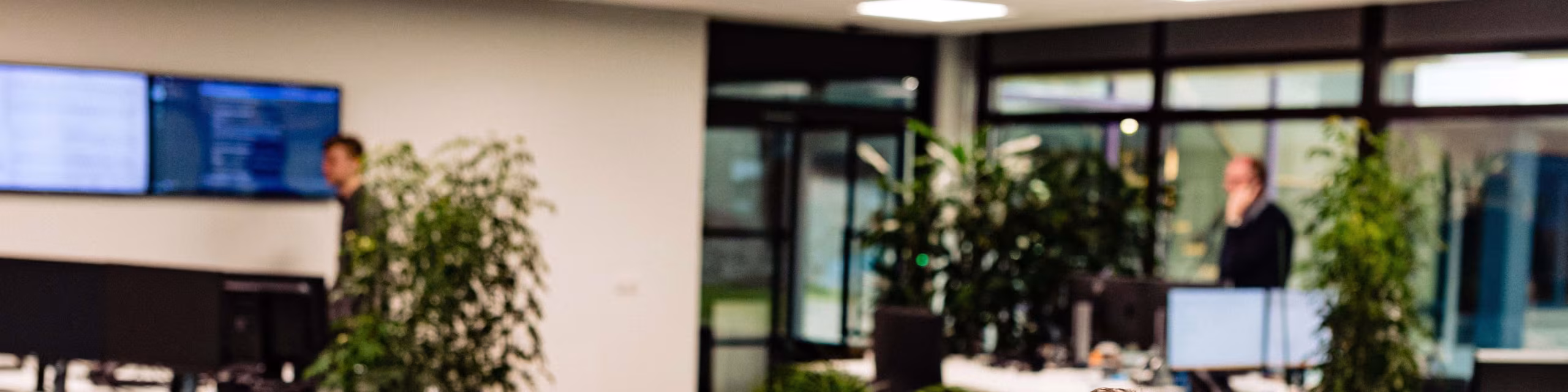 Collega’s van Techni Team aan het werk op de werkvloer, tussen de planten